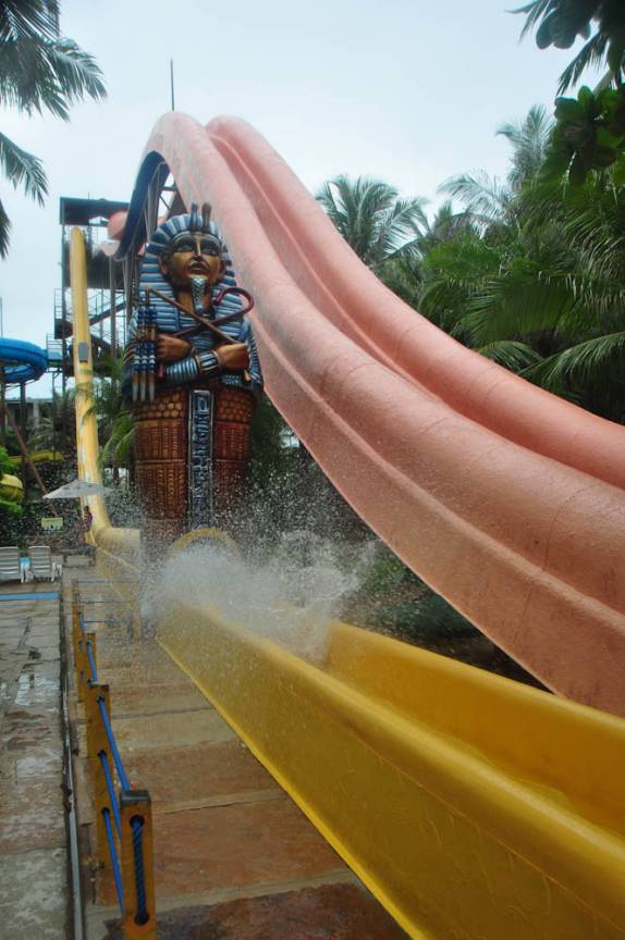 Saindo à toda velocidade da boca do Sarcófago, brinquedo no Beach Park, em Fortaleza - CE